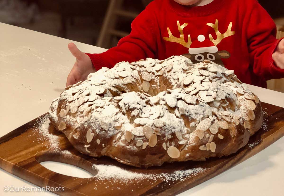 Czech Vánočka in the shape of a King's Cake